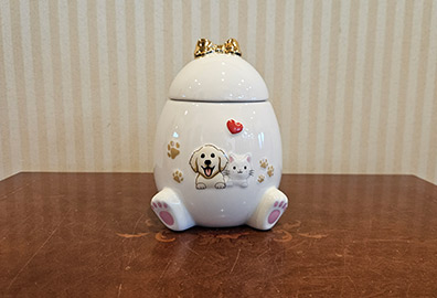 白いたまご型の骨壺